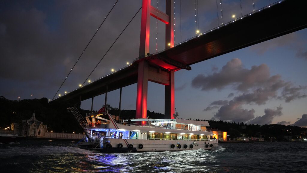 Bosphorus cruise photo 2